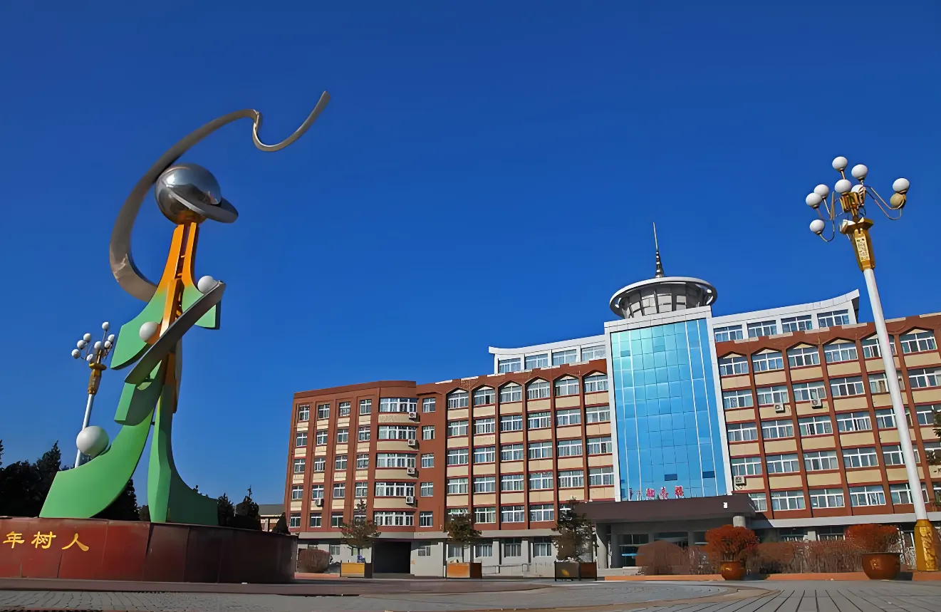 内蒙古民族大学 封面