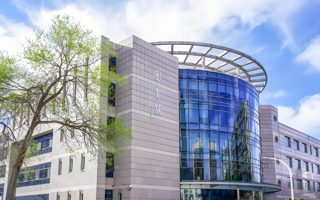 北京理工大学MBA项目面向具有管理经验的企事业单位人员,注重理论与实践结合,办学二十余年,师资雄厚、体系成熟,获得多项国内外权威认证与荣誉。项目培养具备全球视野、社会责任感和领导能力的中高层管理人才。设全日制与非全日制两类,分别采取工作日或周末授课,学制2年,学费11.6万至21.6万元不等,需参加全国管理类联考并通过学校复试,不接收调剂。